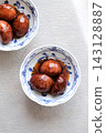 Chestnuts simmered in their skins, served on a plate 143128887