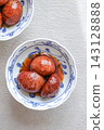 Chestnuts simmered in their skins, served on a plate 143128888