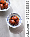 Chestnuts simmered in their skins, served on a plate 143128889