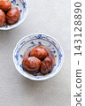 Chestnuts simmered in their skins, served on a plate 143128890