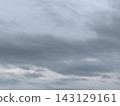 初秋清晨，天空陰雲密布，烏雲密布。 143129161