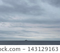 一艘船航行在平靜的海面上，初秋的天空飄著朵朵白雲。 143129163