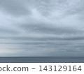 初秋時節，平靜的海面和飄浮的雲。 143129164