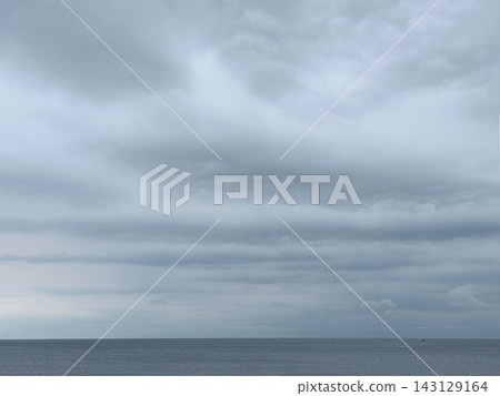 The calm sea and the flow of clouds across the sky in early autumn. The calm sea and the flow of clouds across the sky in early autumn. 143129164