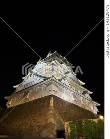 大阪城的主塔在燈光的襯托下,於夜空中熠熠生輝,潔白無瑕。 大阪城的主塔在燈光的襯托下,於夜空中熠熠生輝,潔白無瑕。 143129478