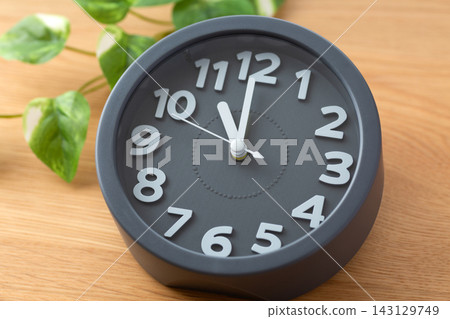 時鐘指向11點鐘方向。 時鐘指向11點鐘方向。 143129749