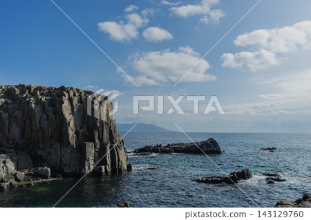 壯麗的海岸懸崖在藍天白雲下綿延展開——這就是東進峰的景色。 壯麗的海岸懸崖在藍天白雲下綿延展開——這就是東進峰的景色。 143129760