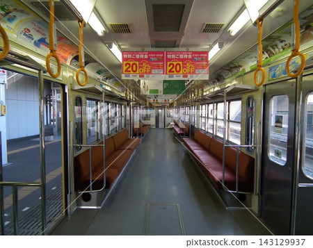 在西武狹山線運行的新型 101 系列 241F 列車內部。 在西武狹山線運行的新型 101 系列 241F 列車內部。 143129937