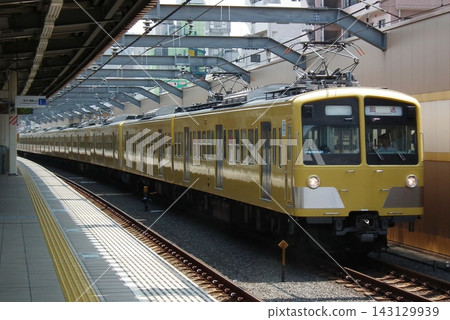 西武鐵道新 101 系列 + 301 系列列車,287F 組,在中村橋站的會讓線上運行(空車運行)。 西武鐵道新 101 系列 + 301 系列列車,287F 組,在中村橋站的會讓線上運行(空車運行)。 143129939