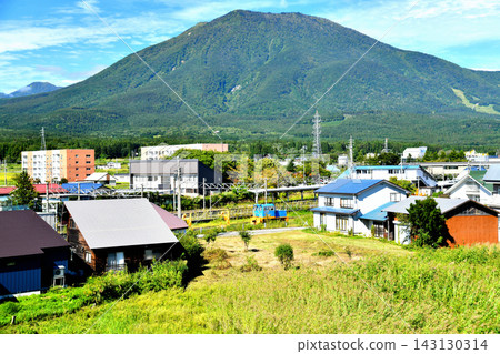 從信濃鐵道北信濃線黑姬站附近眺望黑姬山（長野縣信濃町）[2026年9月] 143130314