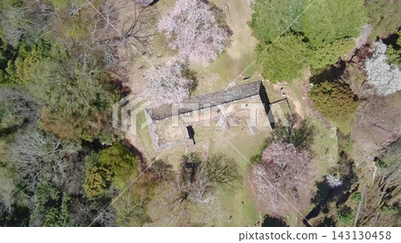 從空中俯瞰奈良縣高取城的石牆和外堡。 從空中俯瞰奈良縣高取城的石牆和外堡。 143130458