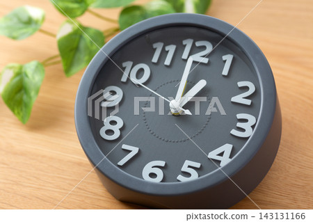 A clock pointing to 1 o'clock A clock pointing to 1 o'clock 143131166