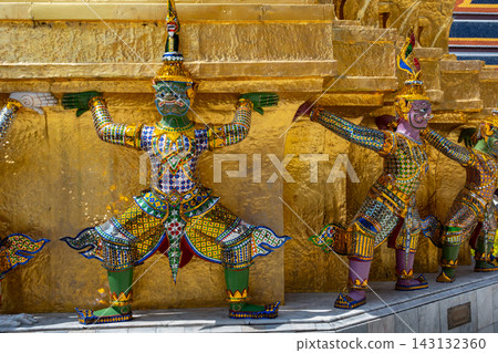泰國曼谷玉佛寺內的佛塔 泰國曼谷玉佛寺內的佛塔 143132360