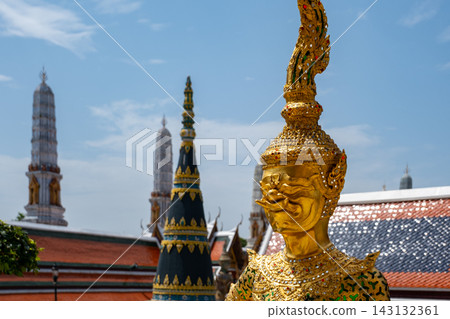 泰國曼谷玉佛寺(Wat Phra Kaew)內的神話生物雕像 泰國曼谷玉佛寺(Wat Phra Kaew)內的神話生物雕像 143132361