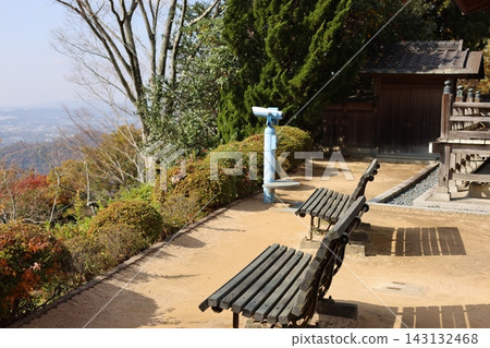 山頂寺廟內設有觀景台,配備長椅和望遠鏡,視野極佳。 山頂寺廟內設有觀景台,配備長椅和望遠鏡,視野極佳。 143132468