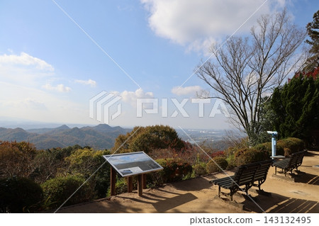 觀景廣場設有長椅和望遠鏡,您可以欣賞藍天下山脈的全景。 觀景廣場設有長椅和望遠鏡,您可以欣賞藍天下山脈的全景。 143132495