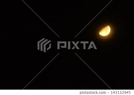 一輪黃色的彎月靜靜地懸掛在漆黑的夜空中。 一輪黃色的彎月靜靜地懸掛在漆黑的夜空中。 143132945
