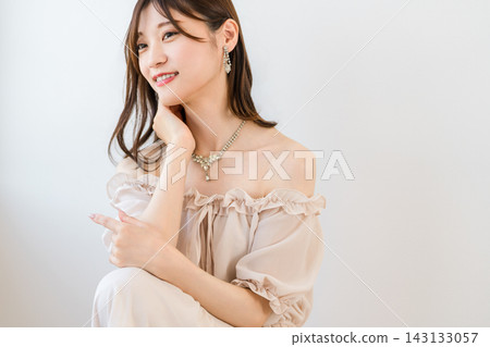 一位女士戴著華麗的項鍊和耳環。優雅的珠寶時尚。 一位女士戴著華麗的項鍊和耳環。優雅的珠寶時尚。 143133057
