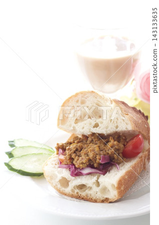 肉末咖哩法國三明治和冰奶茶 肉末咖哩法國三明治和冰奶茶 143133635