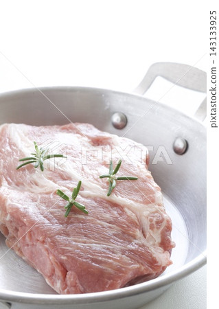 迷迭香豬肉塊 143133925