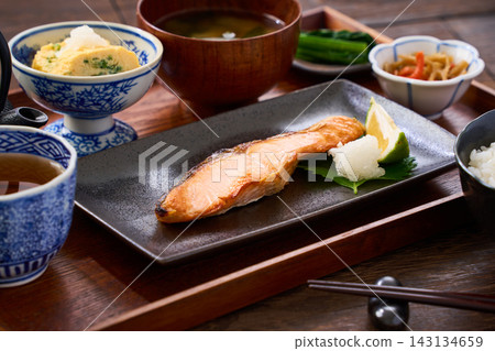 烤鮭魚套餐：日式套餐，包括烤鮭魚、米飯和味噌湯。 143134659