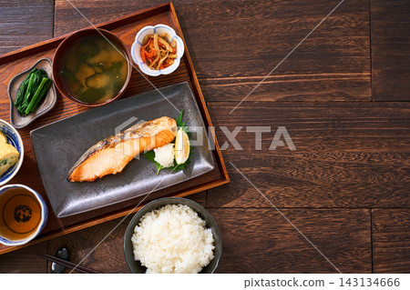 烤鮭魚套餐:日式套餐,包括烤鮭魚、米飯和味噌湯。 烤鮭魚套餐:日式套餐,包括烤鮭魚、米飯和味噌湯。 143134666