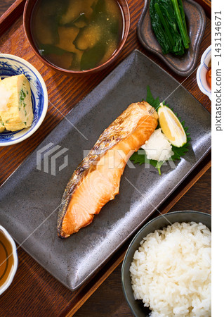 烤鮭魚套餐:日式套餐,包括烤鮭魚、米飯和味噌湯。 烤鮭魚套餐:日式套餐,包括烤鮭魚、米飯和味噌湯。 143134671