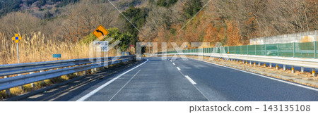 Autumn foliage in the mountains and a view of the Chuo Expressway from the main road. Autumn foliage in the mountains and a view of the Chuo Expressway from the main road. 143135108