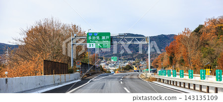 Autumn foliage in the mountains and a view of the Chuo Expressway from the main road. Autumn foliage in the mountains and a view of the Chuo Expressway from the main road. 143135109