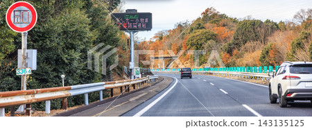 Autumn foliage in the mountains and a view of the Chuo Expressway from the main road. Autumn foliage in the mountains and a view of the Chuo Expressway from the main road. 143135125