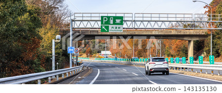 Autumn foliage in the mountains and a view of the Chuo Expressway from the main road. Autumn foliage in the mountains and a view of the Chuo Expressway from the main road. 143135130
