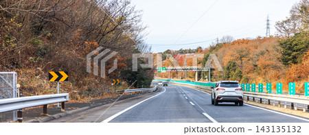 Autumn foliage in the mountains and a view of the Chuo Expressway from the main road. Autumn foliage in the mountains and a view of the Chuo Expressway from the main road. 143135132