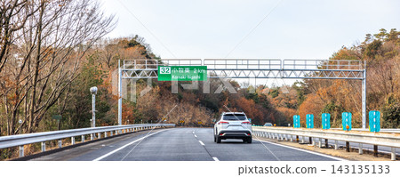Autumn foliage in the mountains and a view of the Chuo Expressway from the main road. Autumn foliage in the mountains and a view of the Chuo Expressway from the main road. 143135133