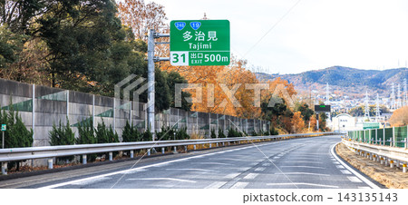 Autumn foliage in the mountains and a view of the Chuo Expressway from the main road. Autumn foliage in the mountains and a view of the Chuo Expressway from the main road. 143135143