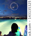 橫濱港未來夜景，煙火在水面上空綻放。 143135325