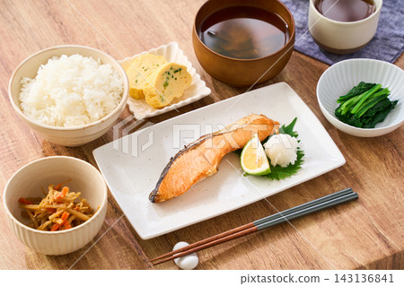 烤鮭魚套餐:日式家常早餐,配白飯和味噌湯。 烤鮭魚套餐:日式家常早餐,配白飯和味噌湯。 143136841