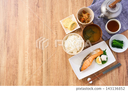 烤鮭魚套餐:日式家常早餐,配白飯和味噌湯。 烤鮭魚套餐:日式家常早餐,配白飯和味噌湯。 143136852