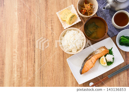 烤鮭魚套餐:日式家常早餐,配白飯和味噌湯。 烤鮭魚套餐:日式家常早餐,配白飯和味噌湯。 143136853