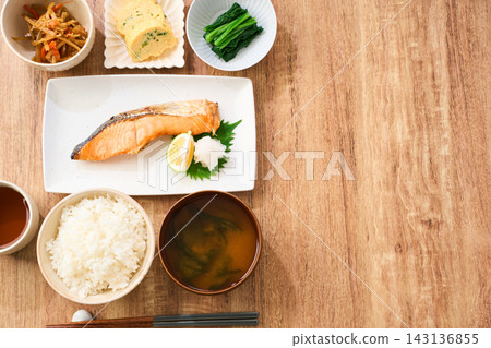 烤鮭魚套餐:日式家常早餐,配白飯和味噌湯。 烤鮭魚套餐:日式家常早餐,配白飯和味噌湯。 143136855