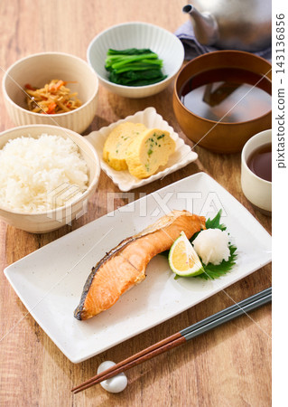 烤鮭魚套餐:日式家常早餐,配白飯和味噌湯。 烤鮭魚套餐:日式家常早餐,配白飯和味噌湯。 143136856