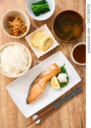 烤鮭魚套餐:日式家常早餐,配白飯和味噌湯。 烤鮭魚套餐:日式家常早餐,配白飯和味噌湯。 143136858