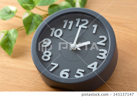 A clock pointing to 2 o'clock A clock pointing to 2 o'clock 143137147