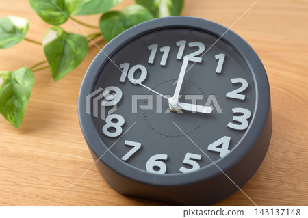A clock pointing to 3 o'clock A clock pointing to 3 o'clock 143137148