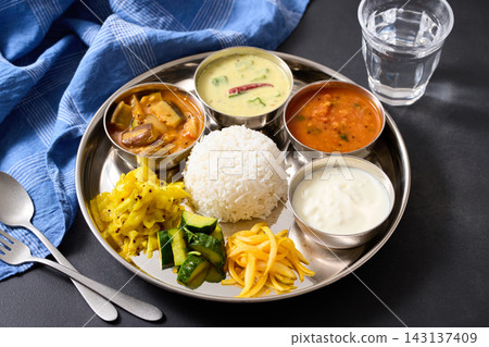 素食餐:盛放在盤子裡的印度蔬菜菜餚。 素食餐:盛放在盤子裡的印度蔬菜菜餚。 143137409