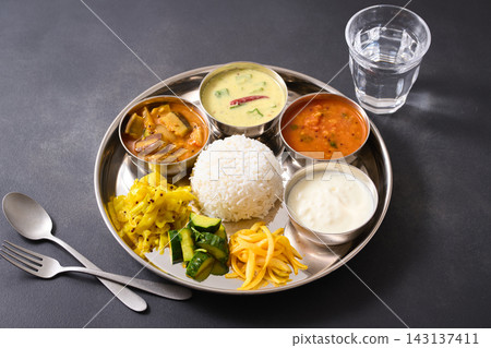 素食餐:盛放在盤子裡的印度蔬菜菜餚。 素食餐:盛放在盤子裡的印度蔬菜菜餚。 143137411