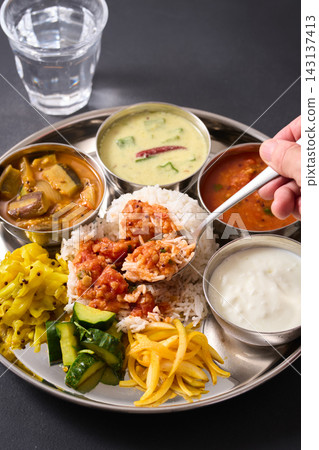素食餐:盛放在盤子裡的印度蔬菜菜餚。 素食餐:盛放在盤子裡的印度蔬菜菜餚。 143137413