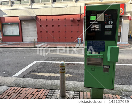 停車繳費機和可用停車位 停車繳費機和可用停車位 143137689