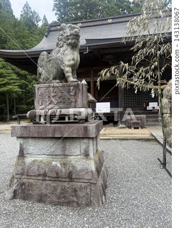 神社內矗立著守護獅的石像。 143138067