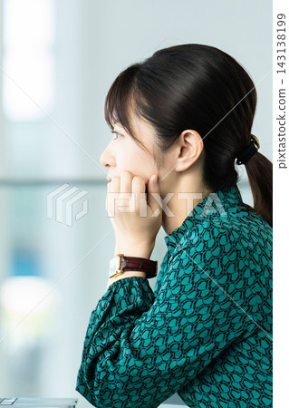 善於思考的女性/女商人 善於思考的女性/女商人 143138199