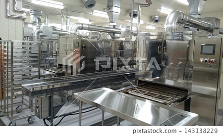 安裝在新建的現代化食品廠潔淨室中的自動化連續烹飪生產線的設備 1。 143138229